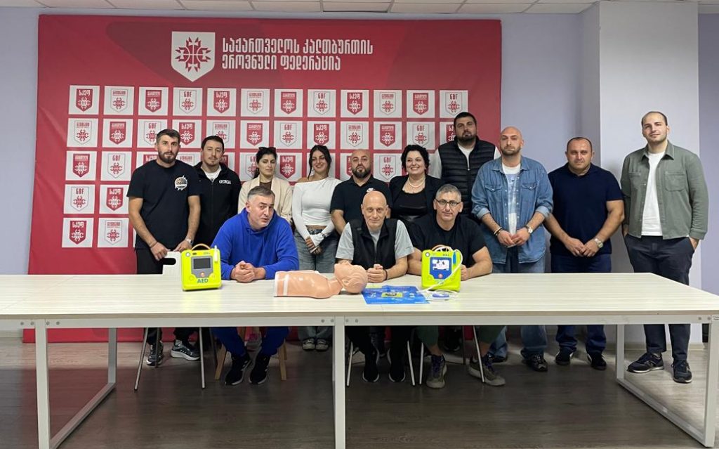 ჩემპიონატებში დეფრიბლირატორების გამოყენება იწყება | ტრენინგს ოლიმპიურმა სასახლემ უმასპინძლა
