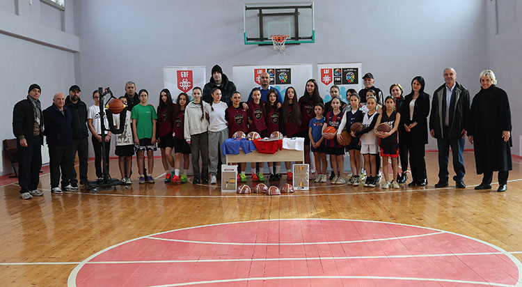 ახმეტაში გოგონათა საკალათბურთო გუნდებმა ფედერაციის პროგრამით ინვენტარი მიიღეს